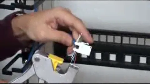 Быстрый монтаж розеточных модулей c помощью Q-Tool